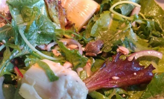 Facebook/@becky.garfinkel Rã foi encontrada ainda viva na embalagem com salada