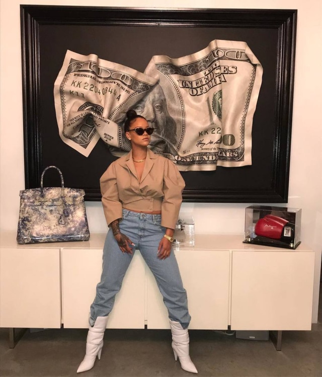 Instagram/ @badgalriri Rihanna usou mesmo look que Kaia Gerber desfilou, da marca Off-White