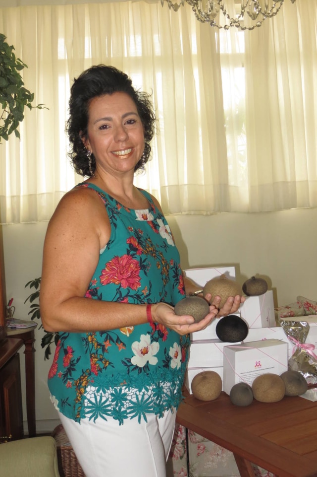 Imagem cedida por Fernanda Chahin A advogada Fernanda Chahin precisou remover as próteses de silicone por complicações médicas, e teve a iniciativa de criar as de alpiste
