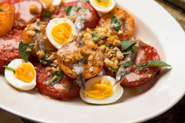 Tomate chamuscado com ovo, anchova e croutons