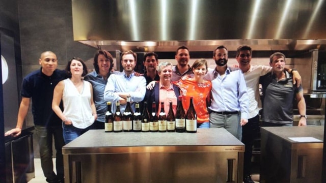 Raphael Malago A escalação: Atrás, da esq para a direita: Jussie Vieira, Thierry Pillot, Jean Dominique Vacheron, Olivier Riviere, Elian da Ros, Jean Claude Ramonet. Na frente: Isabelle Raveneau, Charles Van Canneyt, Celine Fontaine, Alec Seysses