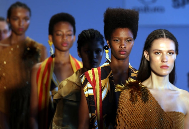 Paulo Whitaker/REUTERS A entrada final das modelos do casting multirracial do verão de Lenny Niemeyer