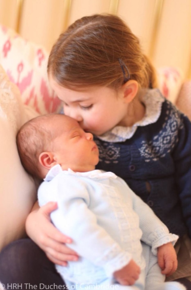 Twitter Kensington Palace Princesa Charlotte aparece beijando o irmão durante o seu aniversário de três anos, na última quarta-feira, 2.
