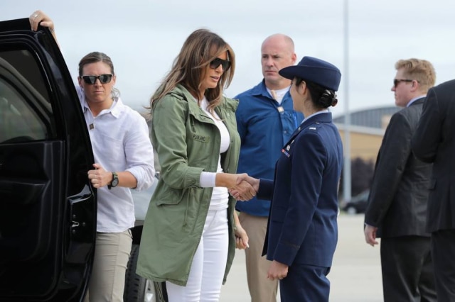 Chip Somodevilla/Getty Images/AFP Melania Trump embarca em Maryland usando casaco com os dizeres 'eu realmente não ligo. E você?'