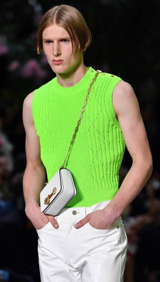 DANIEL DAL ZENNARO/ EFA/EPA Modelo com a Small Icon Shoulder Bag, no mais recente desfile masculino da Versace