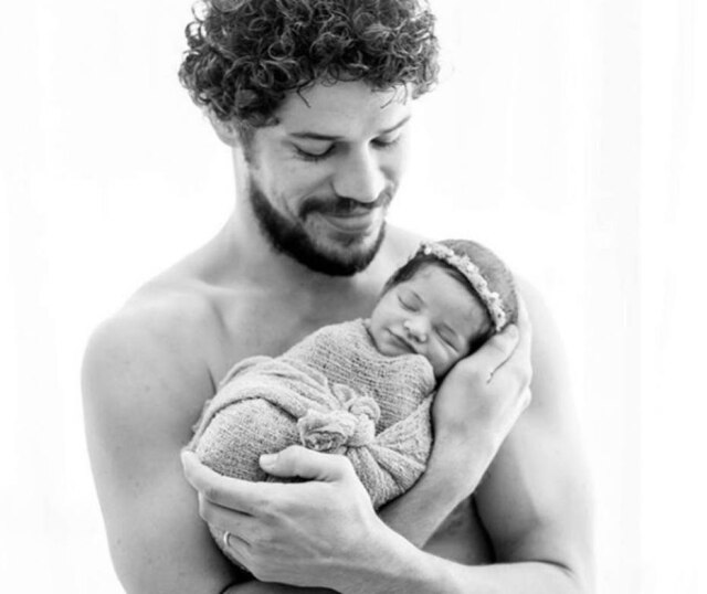 Instagram / @joseloreto / @manudamasfotografia O ator José Loreto compartilhou no Instagram uma foto de quando Bella tinha apenas 14 dias para comemorar os três meses da filha.