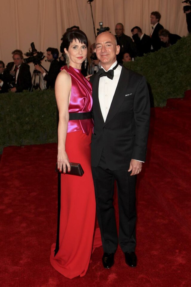 Andrew Kelly/Reuters Jeff Bezos, de smoking Tom Ford, e sua mulher, a escritora Mackenzie Bezos, no gala do Met em prol do Costume Institute celebrando a abertura da mostra "Schiaparelli e Prada: Conversas Impossíveis", em 2012