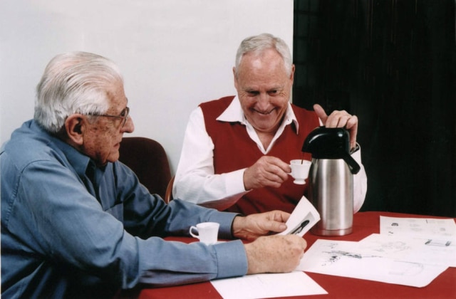  Os designers José Carlos Bornancini (à esq.) e Nelson Petzold (à dir.), que também criaram as garrafas térmicas Magic Pump
