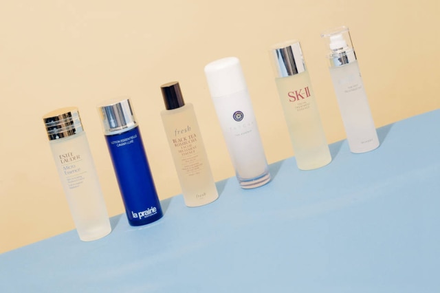 Eric Helgas/The New York Times A partir da esquerda, as 'essences' da Estée Lauder, La Prairie, Fresh, Tatcha, SK-II e Missha