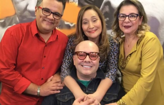 Instagram / @soniaabrao Sonia Abrão abraça Felipeh Campos.