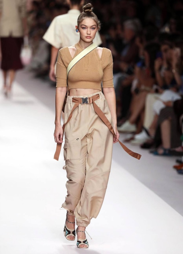 Matteo Bazzi/EFE A top Gigi Hadid no desfile da coleção do verão 2019 da Fendi