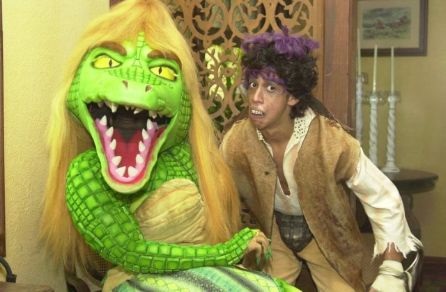 Renato Rocha Miranda / Globo / Divulgação Leandro Leo como Pesadelo ao lado da personagem Cuca, interpretada por Jacira Santos em gravação de 'Sítio do Picapau Amarelo' em 2004.