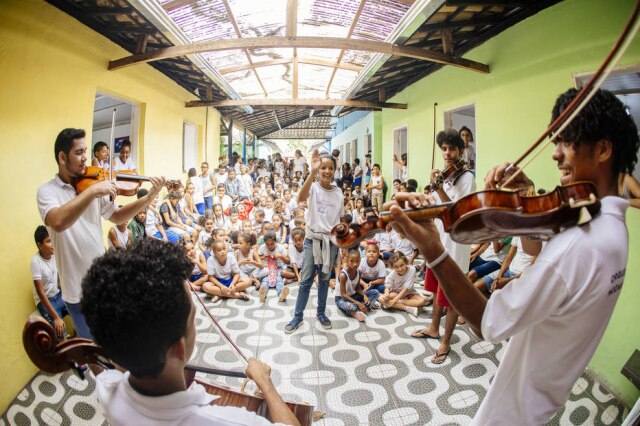 Cauê Diniz Alunos da Orquestra Acadêmica Mozarteum Brasileiro participam da iniciação musical na Escola Higina Cristo