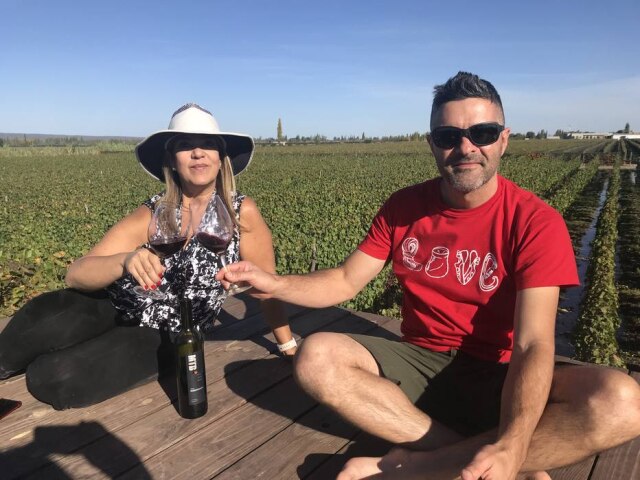 Micaela Vera Vanessa Vasconcelos e Rudá Serra viajam o mundo em busca de vinhos