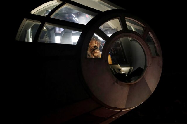 Mario Anzuoni/Reuters Uma pessoa caracterizada de Chewbacca faz performance na inauguração do espaço Star Wars: Galaxy's Edge, na Disney da Califórnia.