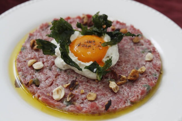 Alex Silva/Estadão Carne cruda servida com gema crua no centro e avelãs tostadas