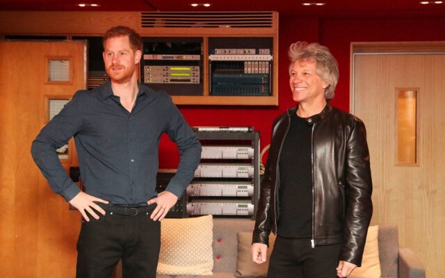Hannah McKay/Pool/Reuters Príncipe Harry e Jon Bon Jovi no Abbey Road Studios, em Londres.