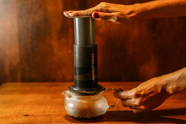 Gabriela Biló/Estadão Na Aeropress, café é extraído manualmente sob pressão.
