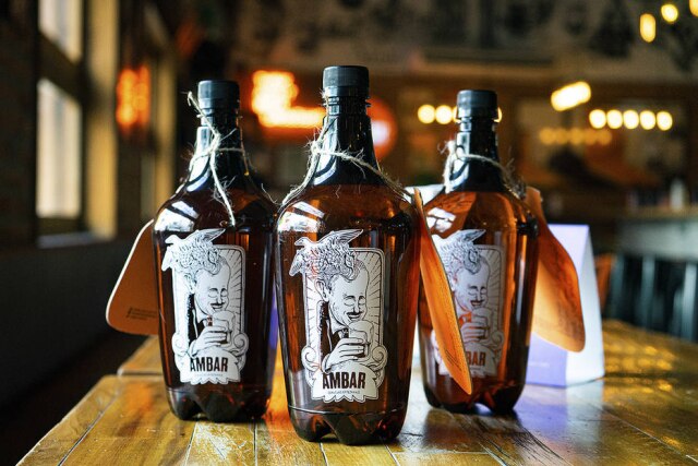 Fábio Comolatti Para levar: growlers da cervejaria Ambar, em Pinheiros.