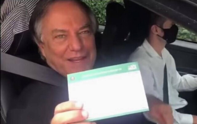 Instagram/ @ronnievonoficial Ronnie Von segurando sua carteira de vacinação, após ser imunizado