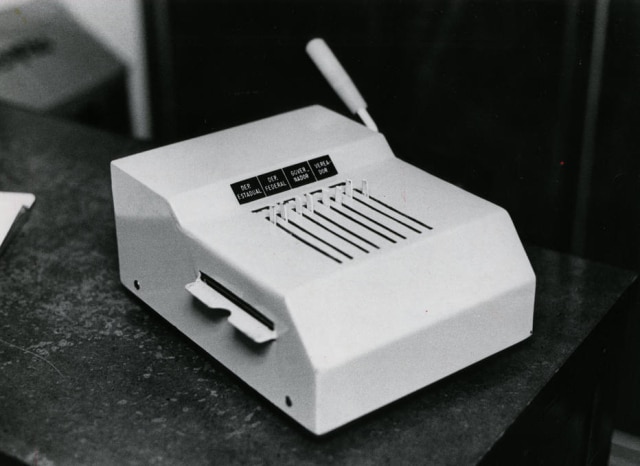 Acervo/Estadão Protótipo de "máquina de votar" desenvolvida pelo Serpro (Serviço Federal de Processamento de Dados), 1981.