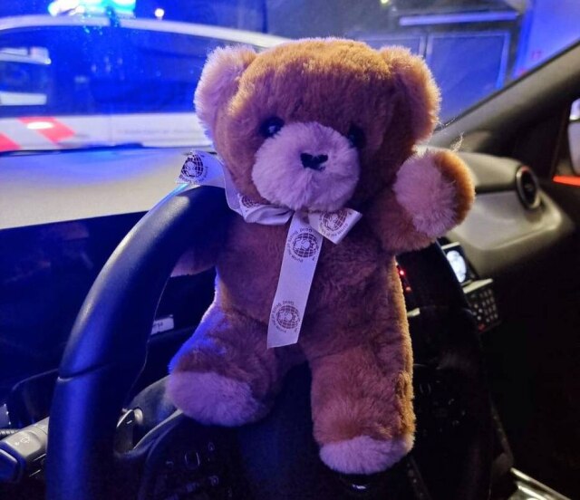 Instagram/@politie_utrechtnoord Menino holandês pegou carro escondido dos pais e acabou batendo em outros dois veículos.