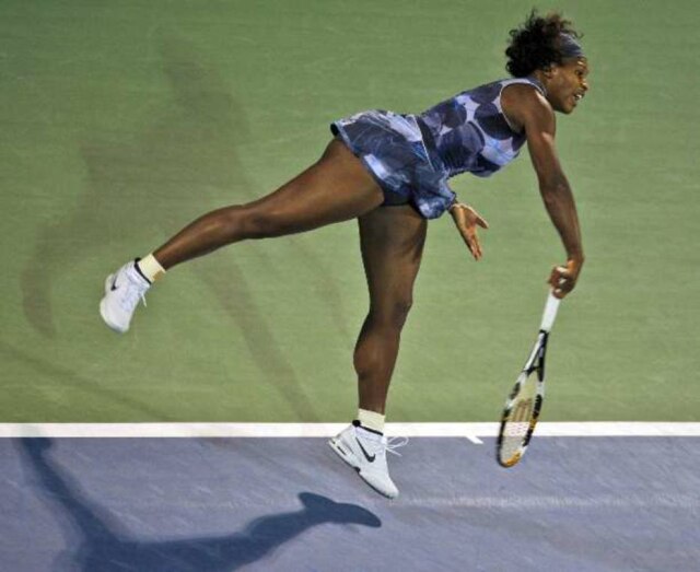 Kamran Jebreili/AP A norte-americana Serena Wiliams em jogo do Torneio de Dubai, nos Emirados Árabes Unidos