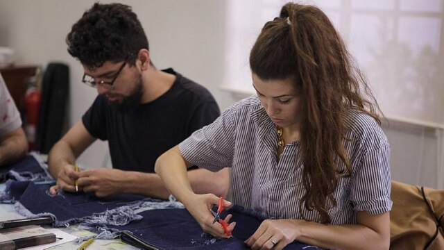 Divulgação Estilistas trabalham o jeans em wokshop dos designers Marta Marques e Paulo Almeida