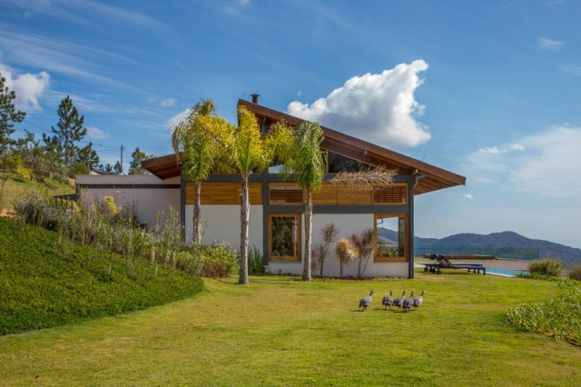 Ándre Nazaré A fachada da casa projetada pelo arquiteto carioca Sergio Conde Caldas, vista a partir do portão de entrada
