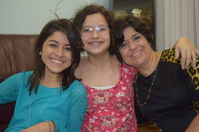 Arquivo pessoal Bethania (a esquerda) com suas filhas Helena, de azul, e Sofia, no meio