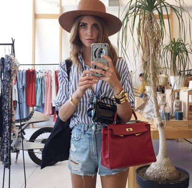 Reprodução/ Instagram A blogueira italiana Chiara Ferragni é adepta da febre de usar duas bolsas no mesmo look. Na foto, ela exibe a versão tradicional e miniatura da bolsa Kelly, da Hermès