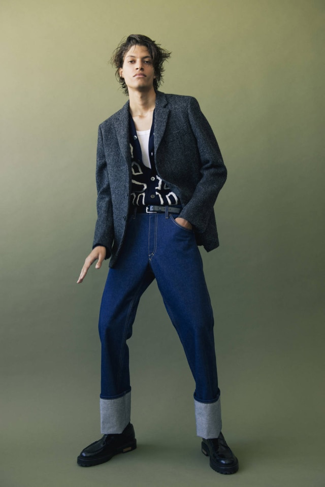 Clement Pascal/The New York Times Como outras grandes inovações americanas, o jeans nasceu de uma mistura de influências de todo o mundo. Blazer Margaret Howell, US$1,340; Cardigan Comme des Garçons, US$445; Regata Special Delivery NYC, US$62; Calça Jeans Gucci, US$750; Sapato Fendi, US$1,000, Cinto Lanvin belt, US$490