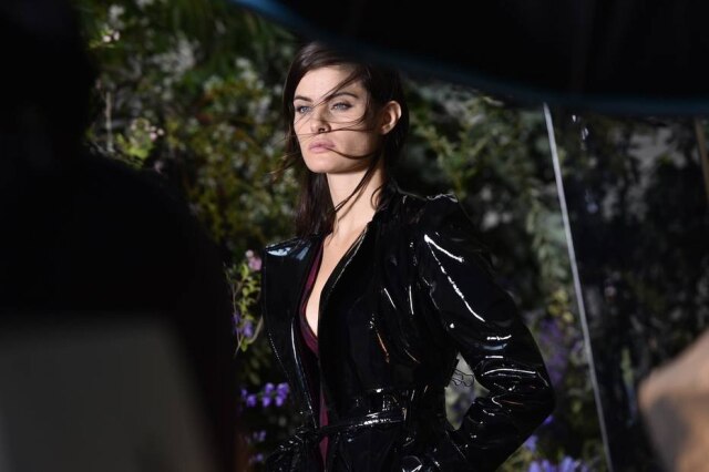 Divulgação Isabeli Fontana no making-of da campanha de outono/inverno 2016 da Tufi Duek