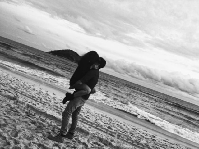 Reprodução/Instagram O ator com a atriz na praia, em foto postada por Ruby.