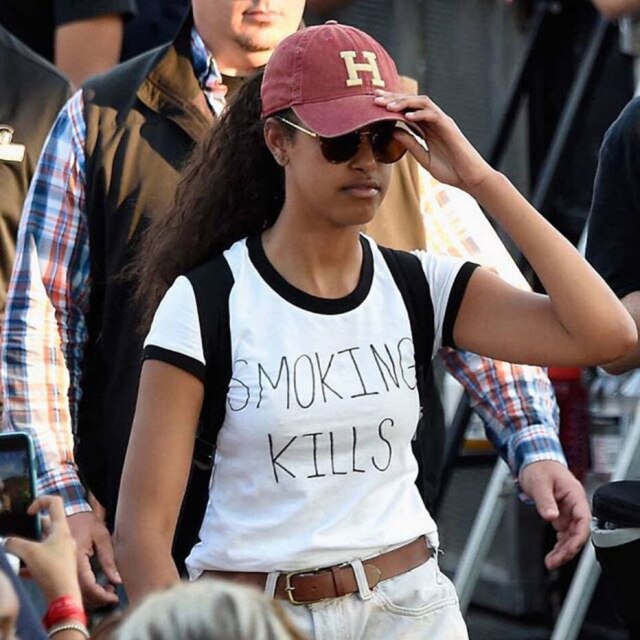 Reprodução/Instagram A filha do presidente norte-americano Barak Obama usou camiseta com a frase "fumar mata"