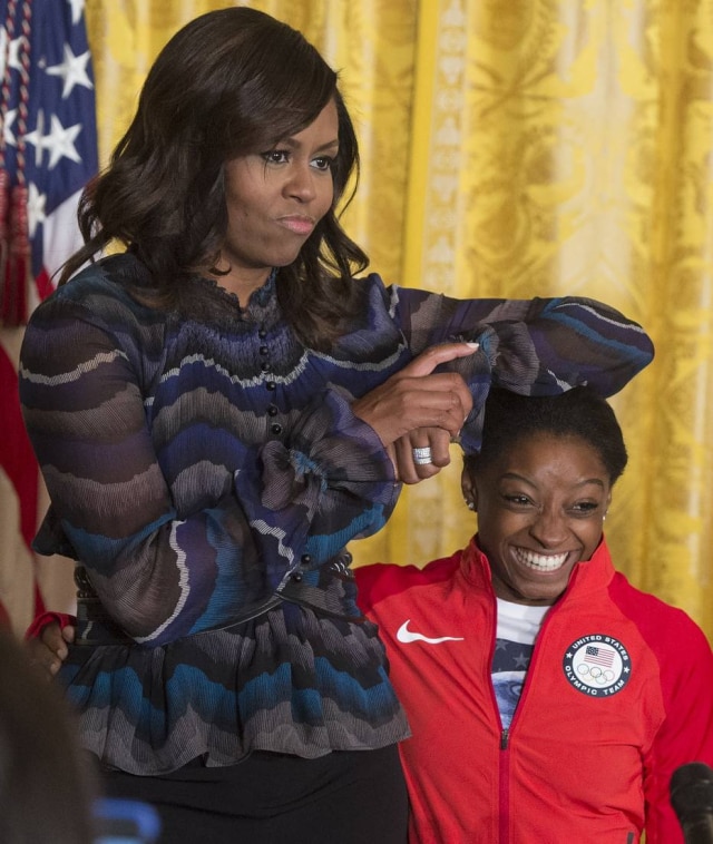 AFP PHOTO/SAUL LOEB Michelle Obama e Simone Biles.