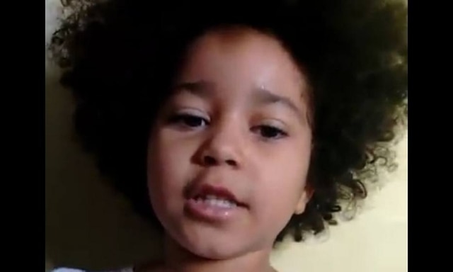 Reprodução/Facebook Elis, de quatro anos de idade, combate o preconceito como gente grande
