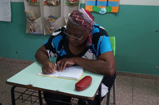 Reprodução/Facebook Dona Nena, de 65 anos, vai para a escola pela primeira vez na vida.