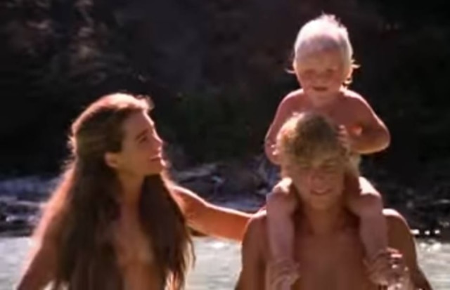 Reprodução de cena do filme 'A Lagoa Azul' (1980) / Columbia Pictures Brooke Shields e Cristopher Atkins