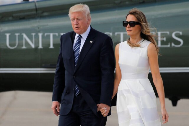 REUTERS/Jonathan Ernst Donald e Melania apareceram de mãos dadas nesta terça-feira, 23