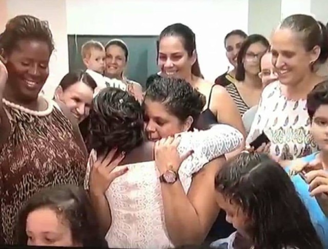 Acervo pessoal de Érika Sousa A menina deu um abraço caloroso em Érika para agradecer pela festa.