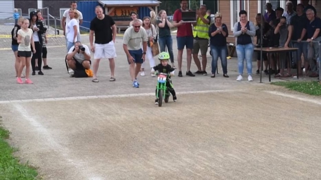 YouTube.com/channel/UCLF6lPG_Y8Y-gSi_NHlLerg O pequeno Senn Swieters desistiu de ganhar uma corrida de bicicleta faltando centímetros para a linha de chegada.