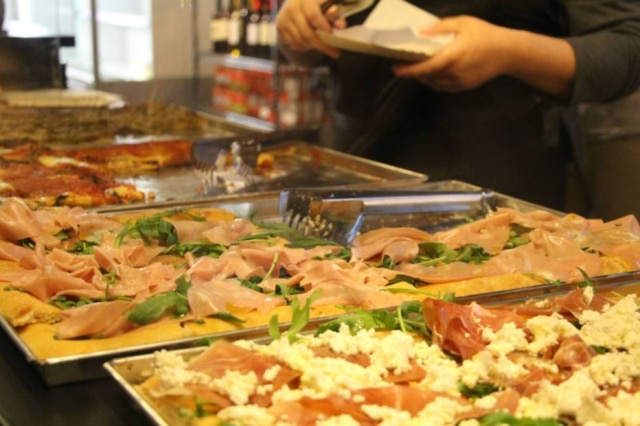 Da Mooca|Divulgação Pizzas al taglio, vendidas em fatias para comer com as mãos, como em Roma