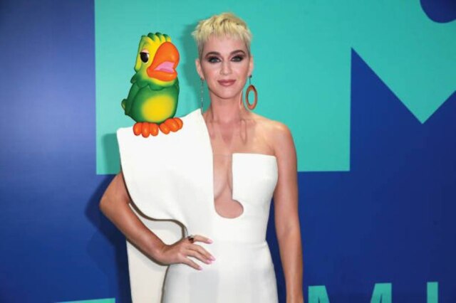 Twitter/@cleytu Visual de Katy Perry foi comparado ao da apresentadora brasileira Ana Maria Braga