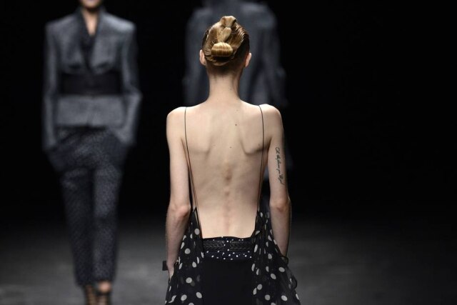 AFP PHOTO / Martin BUREAU Modelos com manequim menor que 34 não poderão mais ser contratadas pelas marcas dos grupos Kering e LVMH