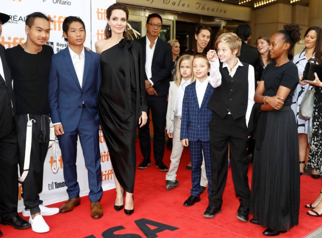 Mark Blinch / Reuters Angelina Jolie e os seus filhos