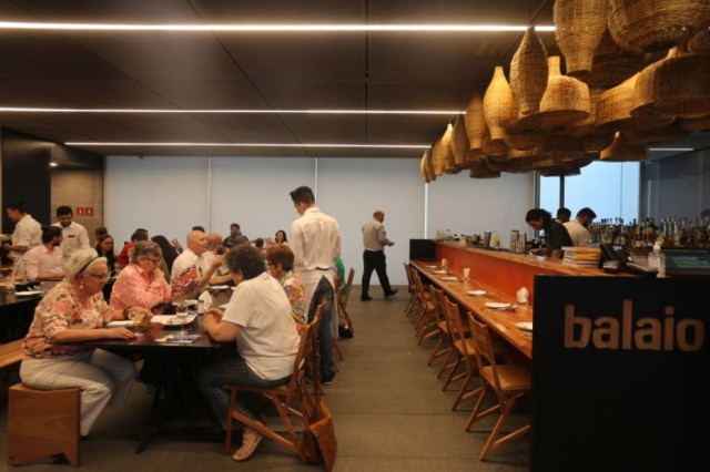 Nilton Fukuda|Estadão Balcão. Os balaios que dão nome à casa decoram o bar