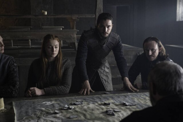 Helen Sloan/HBO Uma executiva da HBO revelou que o elenco da série 'Game of Thrones' fez uma ovação de 15 minutos após lerem o roteiro do último episódio da série
