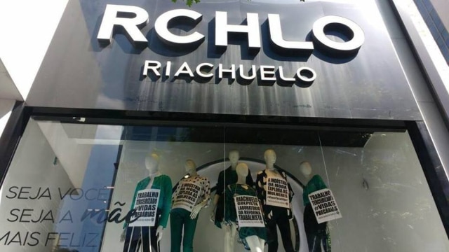 Facebook/marchamundialdasmulheresbrasil Manifestantes coloram cartazes de protestos em uma vritine da Riachuelo