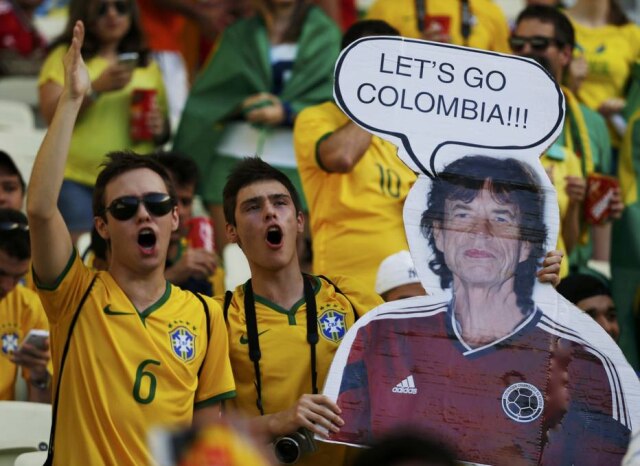 Jorge Silva / Reuters Torcedor brasileiro tenta utilizar o 'poder de zica' do vocalista dos Rolling Stones antes do jogo contra a Colômbia - desta vez, deu certo.